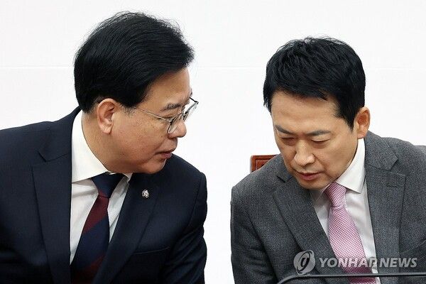 국민의힘 장동혁 대표(오른쪽)와&nbsp;송언석&nbsp;원내대표가 9일 국회에서 열린 최고위원회의에서 대화하고 있다. [사진=연합뉴스]