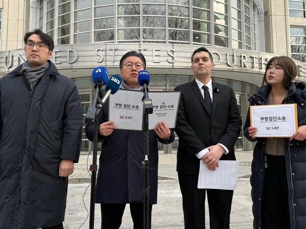 법무법인 대륜의 김국일 경영대표(왼쪽 두번째)가 6일(현지시간) 미국 뉴욕 뉴욕동부연방법원 청사 앞에서 쿠팡 피해자 집단소송 기자회견을 하고 있다 [사진=연합뉴스]
