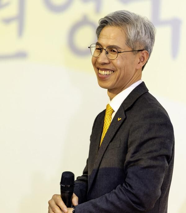 권영국 정의당 대표가 28일 오후 마포중앙도서관 '농담도 참 못해요' 출판기념회에서 사실상 6·3 지방선거 출마 선언을 했다. 2026.2.28. [사진=정의당 제공]