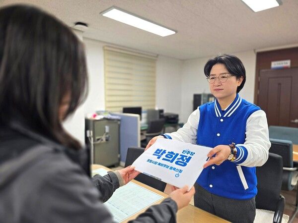 박희정 포항시의원이 27일 남구 선관위에 포항시장 선거 예비후보 등록서류를 제출하고 있다. / 사진=박희정&nbsp;포항시장 선거 예비후보