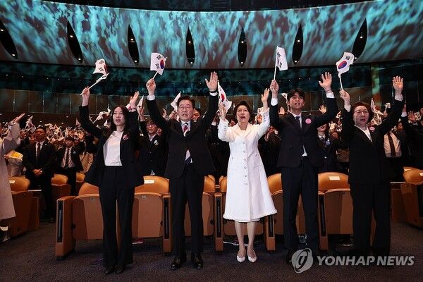 이재명 대통령과 김혜경 여사가 1일 서울 강남구 코엑스에서 열린 제107주년 3·1절 기념식에서 만세 삼창을 하고 있다 [사진=연합뉴스]