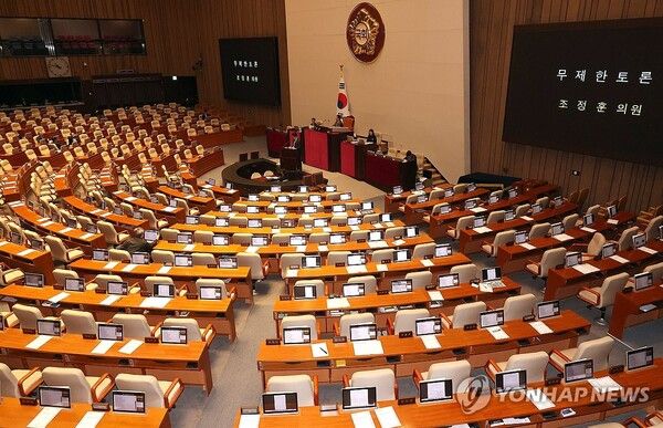 국민의힘 조정훈 의원이 1일 국회 본회의장에서 국민투표법 전부개정법률안(대안)에 대한 무제한 토론을 이어가고 있다 [사진=연합뉴스]
