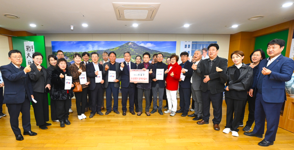 경상북도소상공인연합회가 지난달 26일 경북도청을 방문해 정책 개선과제를 공식 건의한 후 기념 촬영을 하고 있다. / 사진=경상북도소상공인연합회