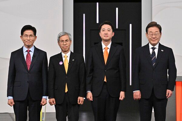 더불어민주당 이재명(오른쪽부터)·개혁신당 이준석·민주노동당 권영국·국민의힘 김문수 대선후보가 21대 대선 첫 TV토론 시작에 앞서 기념촬영을 하고 있다. 당시 권영국 후보는 사회적 약자의 확성기 역할을 하면서 맹활약했다. 2025.5.18 [국회사진기자단]