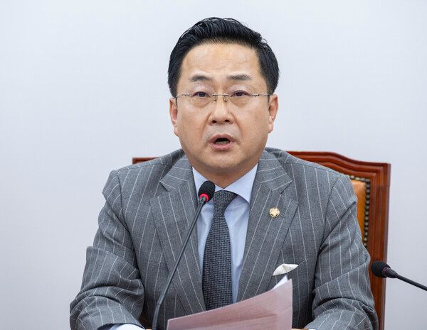 더불어민주당 윤석열 정권 조작기소 진상규명 및 공소취소를 위한 국정조사 추진위원회 부위원장인&nbsp;박성준&nbsp;의원이 5일 국회에서 열린 2차 전체 회의에서 최근 공개된 쌍방울 김성태 회장의 녹취록에 기반해 검찰의 대북송금 의혹 수사의 부당함을 비판하고 있다. [사진=연합뉴스]