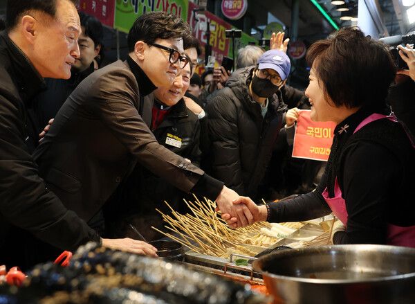 &nbsp;한동훈&nbsp;전 국민의힘 대표가 7일 부산 북구 구포시장의 한 분식집을 찾아 상인들을 만나고 있다. [사진=연합뉴스]