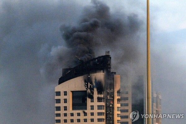 이란의 드론 공격을 받아 화염에 휩싸인 쿠웨이트의 고층 건물&nbsp;[사진=AFP=연합뉴스]