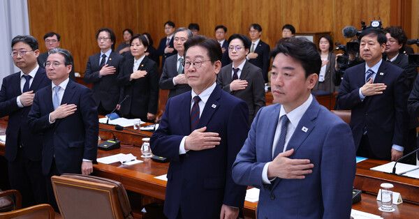 이재명&nbsp;대통령이 9일 청와대에서 열린 중동상황 관련 비상경제점검회의에서 국민의례를 하고 있다. [사진=연합뉴스]&nbsp;