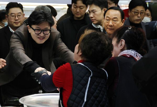한동훈&nbsp;전 국민의힘 대표가 7일 부산 북구 구포시장의 한 국밥집을 찾아 상인과 인사하고 있다. [사진=연합뉴스]
