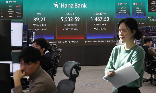 10일 코스피는 5%대 상승하며 5,500선을 회복했고 환율은 26원 넘게 하락했다. 사진=연합뉴스&nbsp;