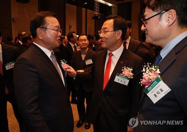 2024.01.16 오후 서울 중구 한국프레스센터에서 열린 재경 대구경북인 신년교례회에서&nbsp;김부겸&nbsp;전 국무총리, 국민의힘&nbsp;주호영&nbsp;의원(현 국회부의장), 더불어민주당 홍익표 원내대표(현 청와대 정무수석)가 대화하고 있다. [사진=연합뉴스]