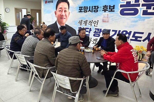 청년&nbsp;주거복지 정책을 논의하고 있는 공원식 캠프 / 사진=공원식 국민의힘 포항시장 예비후보 사무실