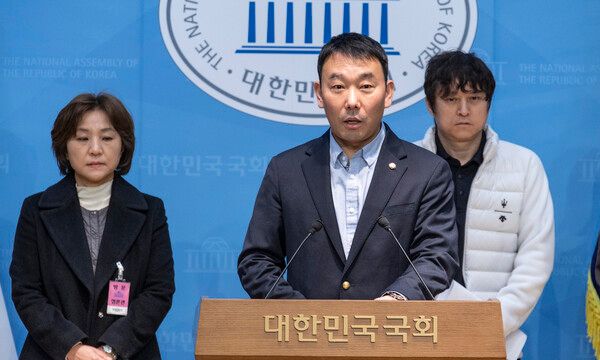 더불어민주당&nbsp;김용민&nbsp;의원이 6일 국회 소통관에서 열린 검찰 개혁 관련 민주당원 단체 기자회견에서 인사말을 하고 있다.[사진=연합뉴스]