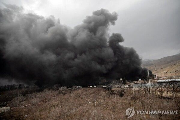 이란 수도 테헤란에서 석유 저장 탱크 위로 피어오르는 연기&nbsp;[사진=UPI=연합뉴스]