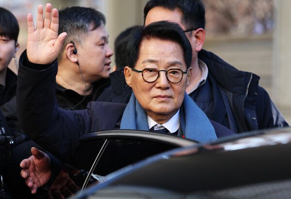 박지원 민주당 의원은 라디오에 출연해 군산 출마설이 도는 조국 대표를 향해 공개적으로 반감을 드러냈다. [사진=연합뉴스]