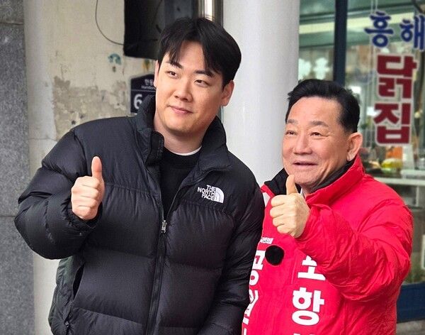 포항의 미래인 청년과 함께 엄지척을 해보이는&nbsp;공원식 국민의힘 포항시장 예비후보 / 사진=공원식 국민의힘 포항시장 예비후보 사무실