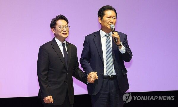 더불어민주당 정청래 대표가 2일 인천 계양구 경인교육대학교에서 열린 김남준 전 청와대 대변인 '쉬운 정치, 김남준' 북콘서트에서 김 전 대변인의 손을 잡고 축사하고 있다. 2026.3.2 [사진=연합뉴스]