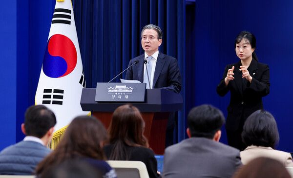 김용범&nbsp;정책실장이 9일 청와대 춘추관에서 이날 오전에 열린 중동 상황 관련 비상경제점검회의 결과 브리핑을 하고 있다. [사진=연합뉴스]&nbsp;