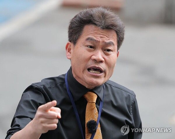 전 한국사 강사&nbsp;전한길씨가 26.02.27 동작구 서울경찰청 형사기동대에 피의자 신분으로 조사를 받기 위해 들어가며 발언하고 있다.전 씨는 개혁신당 이준석 대표가 2024년 총선에서 부정선거로 당선됐다고 주장했다가 지난달 이 대표로부터 허위사실 유포에 따른 명예훼손 혐의로 피소된 바 있다. [사진=연합뉴스]