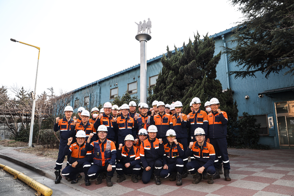 박남식 포항제철소장과 중앙수리섹션 직원들의 단체사진 / 사진=포스코