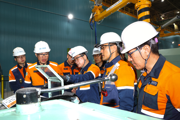 가공공장 설비를 살펴보는 박남식 포항제철소장과 중앙수리섹션 직원들 / 사진=포스코