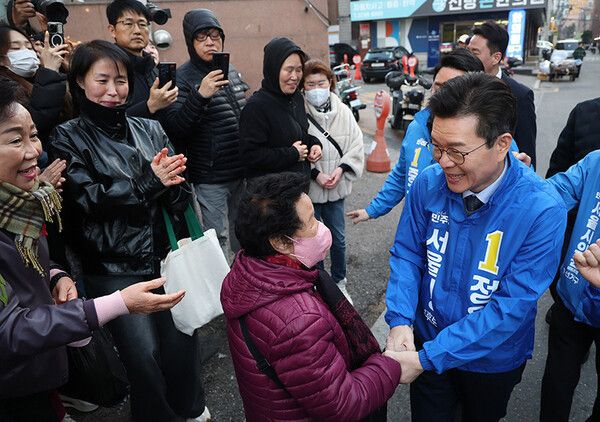 &nbsp;더불어민주당&nbsp;정원오&nbsp;서울시장 예비후보가 10일 서울 중구 백학시장을 방문, 주민들과 인사하고 있다. [사진=연합뉴스]