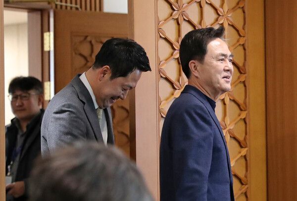 국민의힘 장동혁 대표(왼쪽)가 10일 오후 충남도청에서&nbsp;김태흠&nbsp;충남지사와 만나 접견실로 이동하고 있다.[사진=연합뉴스]