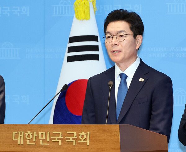 &nbsp;더불어민주당 서울시장 예비후보인&nbsp;정원오&nbsp;전 성동구청장이 11일 국회 소통관을 찾아 국회 출입기자단 프레스데이 행사를 열고 인사말을 하고 있다. [사진=연합뉴스]