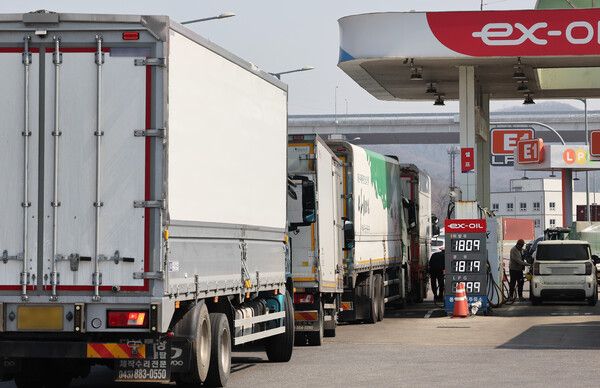 지난 10일 경기도 용인시 영동고속도로 용인휴게소 강릉방향 주유소에서 화물차 기사들이 주유하고 있다. 사진=연합뉴스