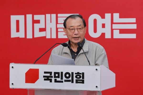 국민의힘&nbsp;이정현&nbsp;공천관리위원장이 11일 서울 영등포구 여의도 중앙당사에서 공천 심사 결과와 일정 등을 발표하고 있다. [사진=연합뉴스]