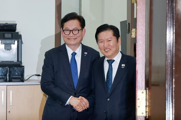 &nbsp;더불어민주당&nbsp;송영길&nbsp;전 대표가 5일 국회에서 민주당&nbsp;정청래&nbsp;대표와 면담한 뒤 함께 당대표실에서 나오고 있다.[사진=연합뉴스]