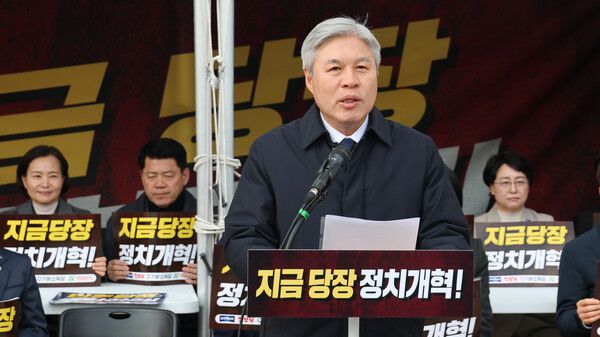 조국혁신당 서왕진 원내대표가 9일 국회 본관 앞 계단에서 열린 개혁진보4당 정치개혁 농성 출범식에서 발언하고 있다. [사진=연합뉴스]