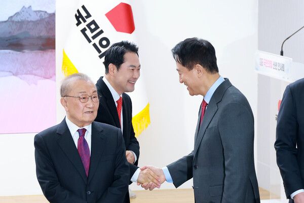 국민의힘&nbsp;장동혁&nbsp;대표와&nbsp;오세훈&nbsp;서울시장이 1월 1일 서울 여의도 중앙당사에서 열린 신년인사회에 참석해 인사하고 있다. 왼쪽은 상임고문인 장경우 전 의원. [사진=연합뉴스]