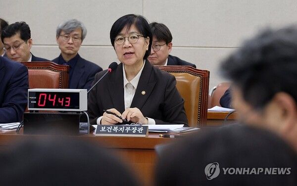 정은경&nbsp;보건복지부 장관이 10일 국회에서 열린&nbsp;보건복지위원회 전체회의에서 의원 질의에 답변하고 있다. [사진=연합뉴스]