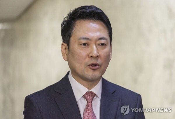 국민의힘&nbsp;장동혁&nbsp;대표가 11일 국회에서 열린 지역발전 영입 인재 환영식을 마친 뒤 취재진과 만나 국민의힘 의원단 명의로 발표된 결의문에 대한 자신의 입장을 밝히고 있다. [사진=연합뉴스]