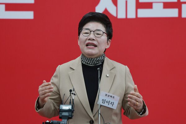 6·3 지방선거 경북도지사에 도전하는 국민의힘&nbsp;임이자&nbsp;의원이 11일 서울 영등포구 여의도 국민의힘 중앙당사에서 열린 광역단체장 후보 면접을 마치고 취재진 질문에 답하고 있다. [사진=연합뉴스]