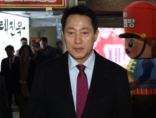 &nbsp;국민의힘이 당 노선을 논의하는 긴급 의원총회를 열어 '윤 어게인' 반대 등의 내용을 담은&nbsp;결의문을 채택한 9일 오세훈 서울시장이 서울 중구 한 식당을 나서고 있다. [사진=연합뉴스]