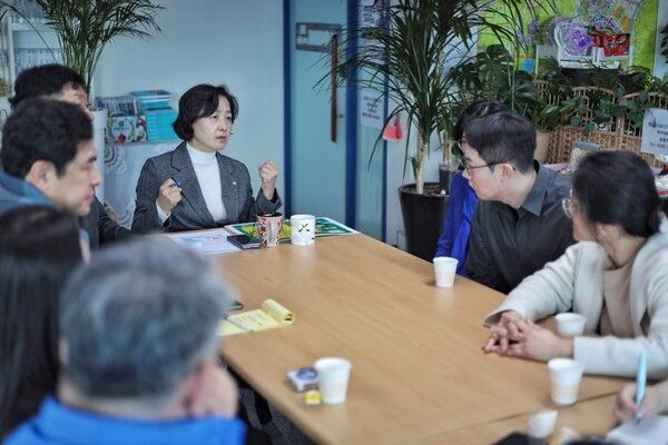 추미애 더불어민주당 의원이 지역구 하남시 감일동에서 주민들과 면담을 하고 있다. 25.3.8.[사진=추미애 의원실 제공]