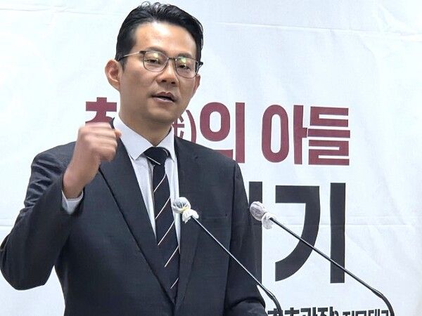 박대기 포항시장 예비후보가 12일 '포항 대전환 5대 핵심 공약'을 발표하고 있다. / 사진=박대기 포항시장 예비후보 선거사무소