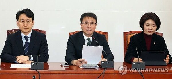 더불어민주당 한병도 원내대표가 12일 국회에서 열린 정책조정회의에서 발언하고 있다. 오른쪽은 한정애 정책위의장, 왼쪽은 천준호 원내운영수석부대표. 2026.3.12 [사진=연합뉴스]