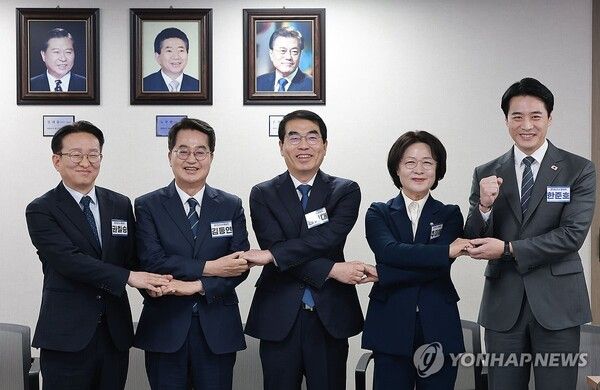 6·3 지방선거 경기도지사에 도전하는 더불어민주당 예비후보들이 24일 서울 영등포구 여의도 더불어민주당 중앙당사에서 열린 광역단체장 후보 면접에서 기념 촬영하고 있다.왼쪽부터 더불어민주당 권칠승 의원, 김동연 경기도지사, 더불어민주당 양기대 전 의원, 더불어민주당 추미애·한준호 의원. 2026.2.24 [사진=연합뉴스]