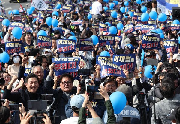 &nbsp;지난해 3월 26일 서울 서초구 서울중앙지방법원 인근에서 더불어민주당&nbsp;이재명&nbsp;대표 지지자들이 이 대표&nbsp;공직선거법&nbsp;2심&nbsp;재판에서 무죄가 선고되자 기뻐하고 있다. [사진=연합뉴스]