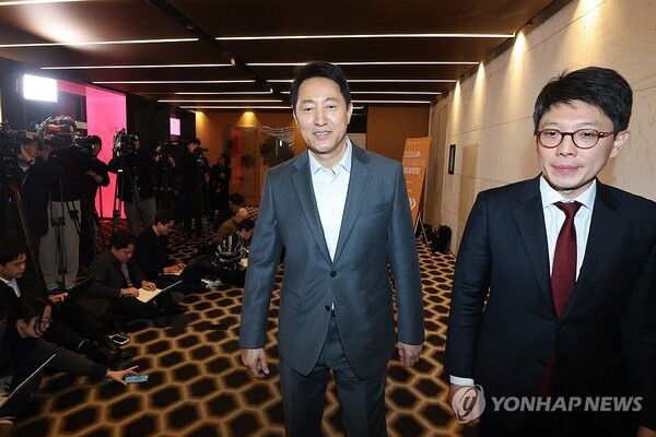 오세훈&nbsp;서울시장이 12일 서울 중구 더플라자호텔에서 열린 하이서울기업지원 설명회 및 특강 종료 후 취재진에 6·3 지방선거 국민의힘 후보 공천등록 관련 입장을 밝힌 뒤 자리를 떠나고 있다. [사진=연합뉴스]