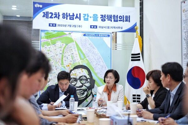 추미애 더불어민주당 의원(하남시갑)이 하남시갑·을 정책협의회에서 김용만 의원(하남시을)과 함께 교통, 병원 유치 등 정책에 대해 논의하고 있다. 2025.7.2. [사진=추미애 의원실 제공]