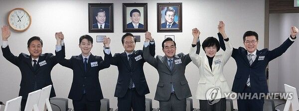 6·3 지방선거 서울시장에 도전하는 더불어민주당 예비 후보들이 23일 서울 영등포구 여의도 중앙당사에서 열린 광역단체장 후보 면접에 참석해 기념 촬영하고 있다. 왼쪽부터 더불어민주당 김영배 의원, 김형남 전 군인권센터 사무국장, 더불어민주당 박주민·박홍근·전현희 의원, 정원오 성동구청장. 2026.2.23 [사진=연합뉴스]