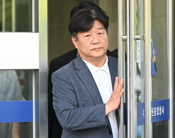 딸 명의 편법대출 및 재산축소·페이스북 허위사실 글 게시 등 혐의로 기소된 더불어민주당&nbsp;양문석&nbsp;의원이 지난해 7월 24일 경기도 수원시 영통구 수원고등법원에서 열린 항소심 선고공판을 마치고 나오고 있다. [사진=연합뉴스]