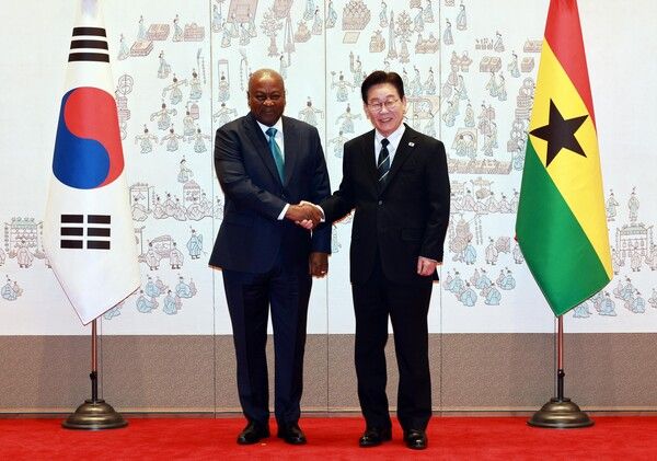 이재명&nbsp;대통령이 11일 청와대에서 존 드라마니 마하마 가나 대통령과 기념촬영을 하고 있다. [사진=연합뉴스]