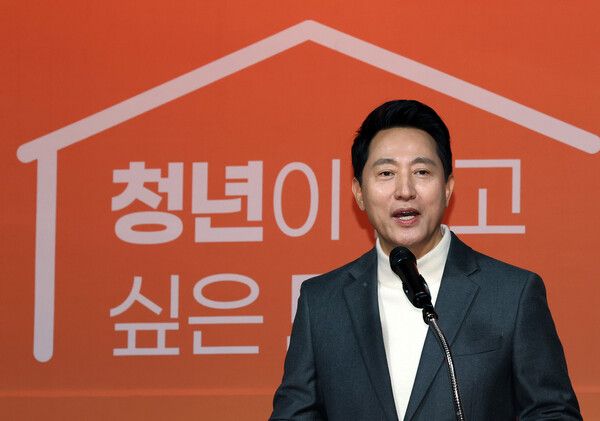 &nbsp;오세훈&nbsp;서울시장이 10일 서울시청에서 청년주거 안정 대책을 발표하고 있다. 서울시는 청년 주거 안정 통합 브랜드 '더드림집+'를 선포하고 2030년까지 청년 대상 주택 확대 공급, 주거비 지원 확대, 주거 안전망 강화 등 3대 정책을 추진한다고 밝혔다. [사진=연합뉴스]
