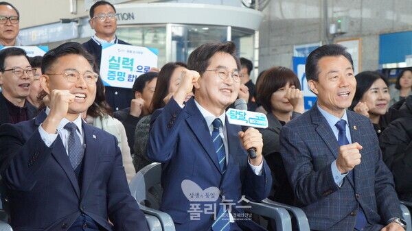 12일 안양역에서 열린 '철도 지하화 통합개발 비전 선포식'에서 활짝 웃는 김동연 경기도지사. [사진=박비주안 기자]
