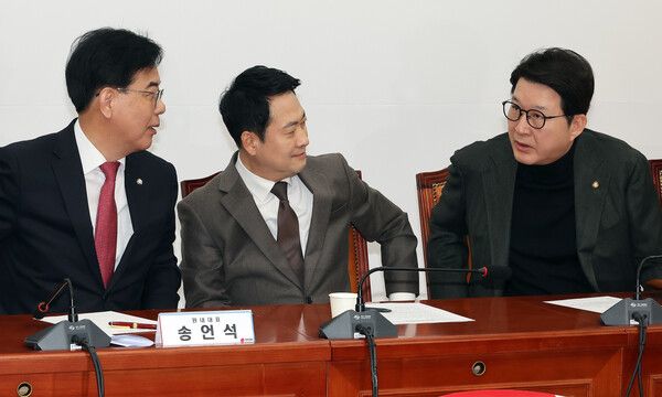 국민의힘&nbsp;장동혁&nbsp;대표(가운데)와 송언석 원내대표(왼쪽)가 12일 국회에서 열린 최고위원회의에서 신동욱 최고위원과 얘기를 나누고 있다. [사진=연합뉴스]